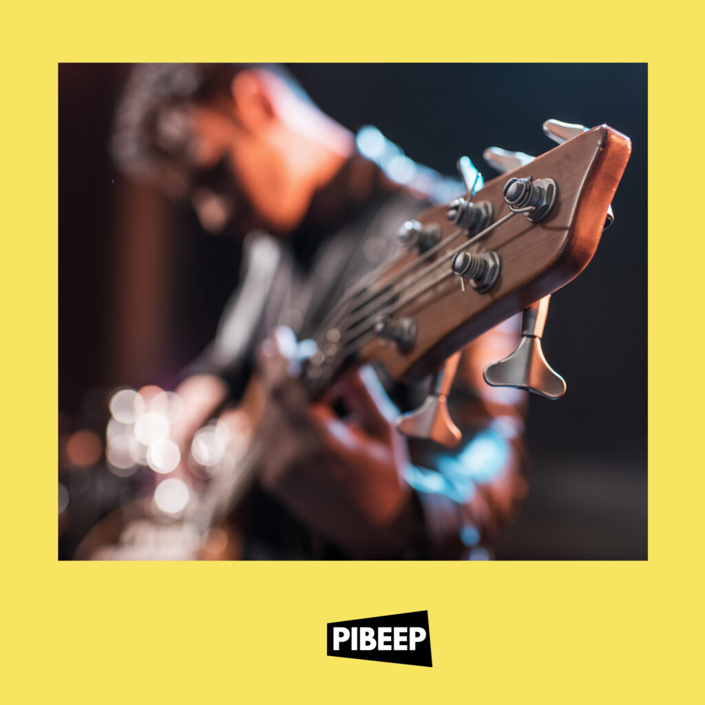 Praca dla gitarzystów akustycznych: Odkryj możliwości zarobkowe na platformie PIBEEP! Platforma PIBEEP to nowoczesne miejsce, gdzie muzycy mogą oferować swoje usługi i współpracować z innymi artystami oraz klientami z całego świata. Dzięki licznych funkcjom, jak komunikacja, organizacja pracy, podział praw autorskich, czy 5 GB przestrzeni chmurowej, PIBEEP staje się idealnym narzędziem dla muzyków, którzy chcą rozwijać swoją karierę i zarabiać na swojej pasji. Gitarzyści grający na gitarze akustycznej mogą na platformie PIBEEP znaleźć wiele możliwości zarobkowych. Wystarczy założyć konto Artysta lub Artysta Pro, by móc oferować usługi takie jak nagranie linii melodycznej, ścieżki lub dogranie dodatków do gotowych projektów. Dzięki PIBEEP, gitarzysta akustyczny może rozwijać swoją karierę oraz pozyskiwać nowych klientów z różnych części świata. Twórcze możliwości na PIBEEP Marketplace Na Marketplace platformy PIBEEP gitarzyści akustyczni mają możliwość oferowania swoich usług, dopasowując je do potrzeb klientów i swoich umiejętności. Wachlarz usług jest bardzo szeroki, co pozwala artystom na wykonywanie różnorodnych zadań i eksplorowanie swoich talentów. Gitarzysta akustyczny może zaoferować takie usługi jak nagranie linii melodycznej, która będzie stanowiła podstawę utworu, czy też dogranie ścieżki, która wzbogaci brzmienie już istniejącej kompozycji. Ponadto, gitarzysta może oferować dogranie dodatków do gotowych projektów, takich jak solówki, akordy czy aranżacje, które sprawią, że utwór nabierze wyjątkowego charakteru. Wirtualna Scena dla Gitarzystów Akustycznych Dzięki usługom Marketplace na platformie PIBEEP, gitarzyści akustyczni mogą oferować swoje umiejętności w szerokim spektrum działań, dostosowując je do potrzeb klientów i swojego stylu gry. To nie tylko daje możliwość zarobku, ale także pozwala na rozwój artystyczny i zdobycie nowych doświadczeń. Jako gitarzysta akustyczny, można oferować takie usługi jak: nagranie linii melodycznej, której zadaniem będzie nadanie tonu i kierunku całemu utworowi; tworzenie ścieżek, które wzbogacą brzmienie istniejących kompozycji; oraz dogranie dodatków do gotowych projektów, np. solówek, aranżacji czy harmonii, które dodadzą utworowi wyjątkowego charakteru i głębi.